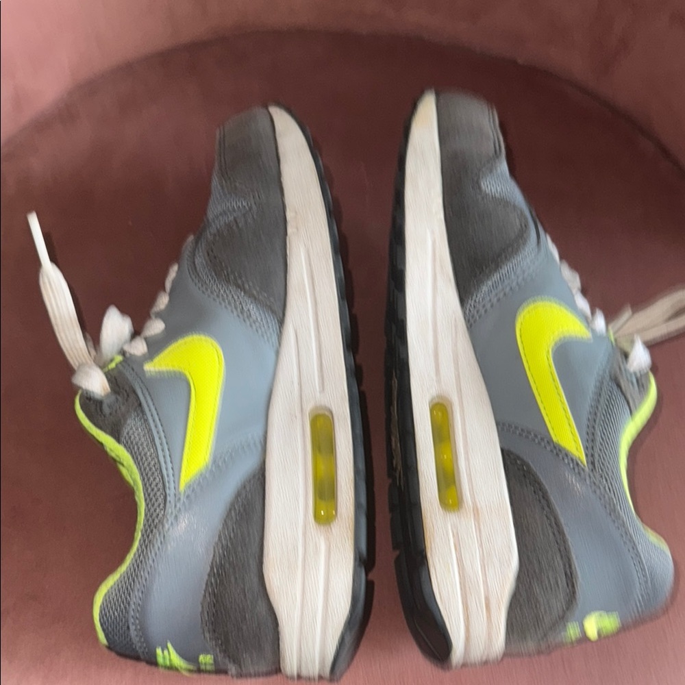 Nike Kids Gray and Neon Yellow Sneakers size 5.5 youth grade school gym shoes - Picture 3 of 8